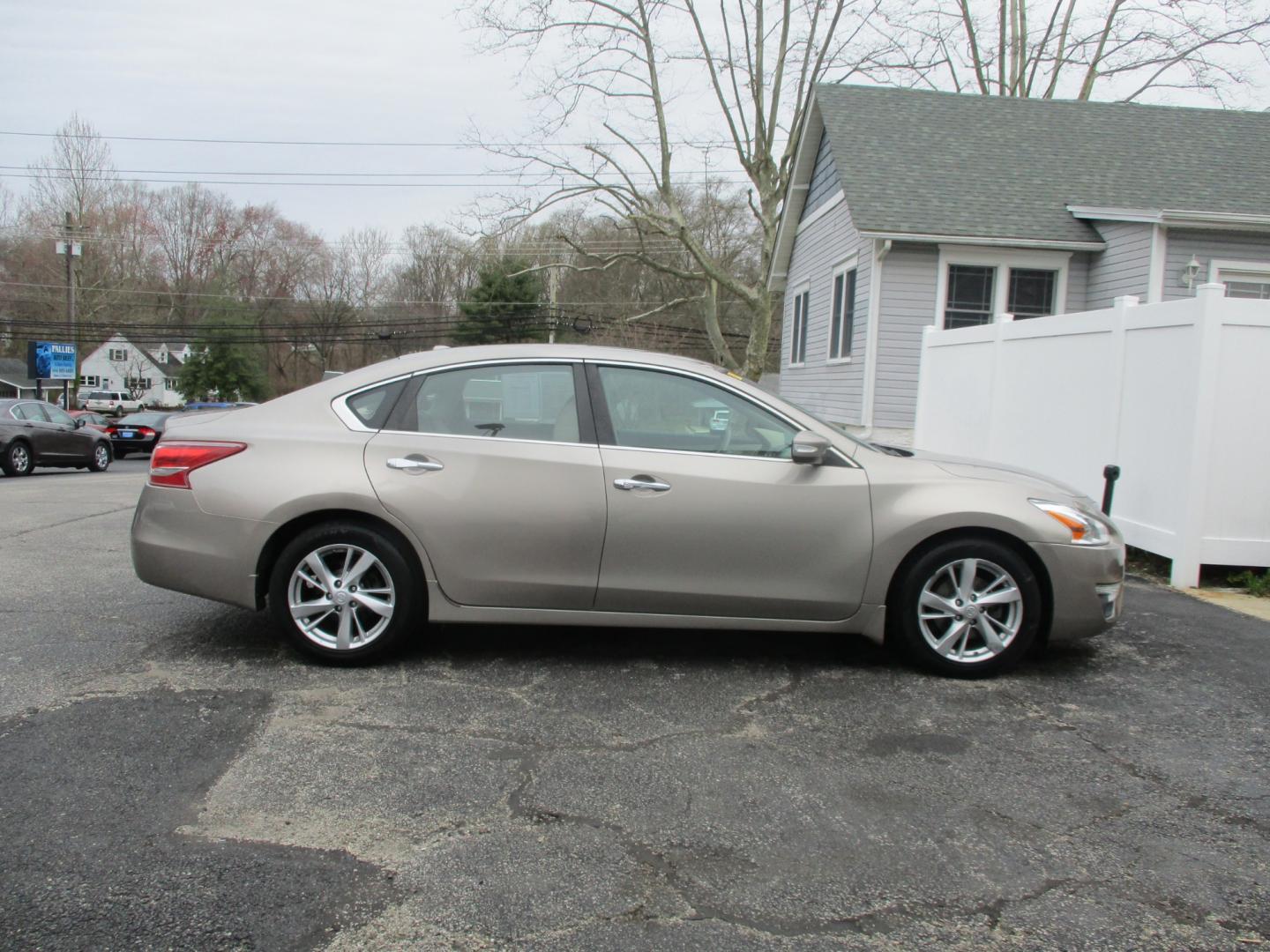 2013 GOLD Nissan Altima 2.5 S (1N4AL3AP8DN) with an 2.5L L4 DOHC 16V engine, AUTOMATIC transmission, located at 540a Delsea Drive, Sewell, NJ, 08080, (856) 589-6888, 39.752560, -75.111206 - Photo#9